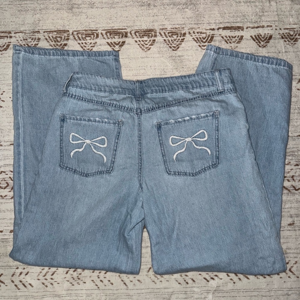 Low/mid rise blue jeans with bow detail